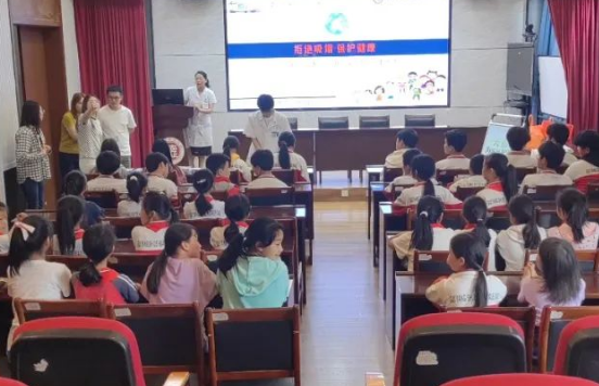 【健康金陽】市二醫（金陽醫院）社區黨支部開展“世界無煙日”走進觀山湖六中（二分校）主題黨日活動